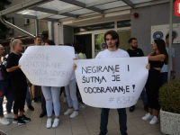 'SB' U KAMPUSU UNSA: Potresno obraćanje na protestu studenata zbog veličanja ratnog zločinca Ratka Mladića - 'Slično su uradile prošle godine, a sada opet...' (FOTO)