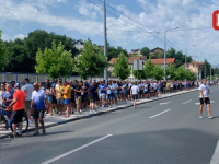 'SB' NA LICU MJESTA: Nezapamćeni prizori na Grbavici, na velikoj vrućini hiljade ljudi čekaju u redu... (FOTO)