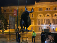 PRVO PROBLEMI S PRONALASKOM LOKACIJE, POTOM ZATIŠJE, A ONDA...: Spomenik kralju Tvrtku postavljen prekoputa zgrade Predsjedništva BiH u Sarajevu