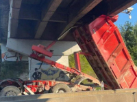 DRAMA U BANJOJ LUCI: Kamion prikolicom zakačio nadvožnjak, vozač prebačen u bolnicu (VIDEO)