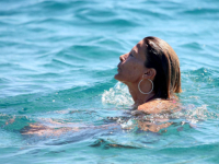 NIJE ZA MLAĐE OD 18 GODINA: Procurile vruće fotke bivše miss Jugoslavije, 'uhvaćena' je na plaži...