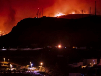 DRAMATIČNO U ŠPANIJI: Hiljade ljudi evakuirane na otoku Tenerife zbog požara, angažirano 17 kanadera i više stotina vatrogasaca i vojnika