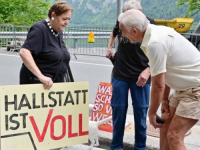 OBJESI 'ZIMMER FREI', LEZI POD DRVO I UŽIVAJ: Navala turista u austrijski Hallstatt, stanovnici se pobunili