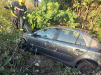 SAOBRAĆAJNA NESREĆA KOD MOSTARA: Vozilo sletjelo s ceste, povrijeđenu osobu izvlačili vatrogasci
