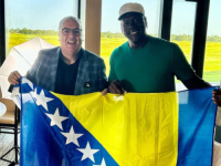 SNIMA SE FILM O TONIJU KUKOČU: Popularni Baho u društvu legendarnog Michaela Jordana sa zastavom BiH (FOTO)