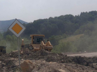A, NEKADA SU PRVI IMALI ASFALTNI PUT: Nevjerovatni prizori, mještani sela Mramor danas žive na deponiji, do kuća se probijaju preko… (VIDEO)