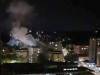 DRAMATIČNI PRIZORI U SUSJEDSTVU: Snažna eksplozija i požar u stanu u centru grada, najmanje jedna osoba poginula (VIDEO)