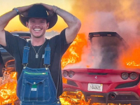 UMJESTO DA UŽIVA U EGZOTIČNOM 'SPORTAŠU': YouTuberu se nakon vožnje kukuruzištem zapalio Ferrari (VIDEO)