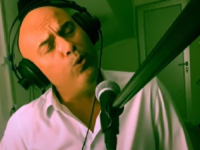 NA VLASTITU ODGOVORNOST: Pogledajte kako Milan Tegeltija pjeva stari kafanski hit (VIDEO)
