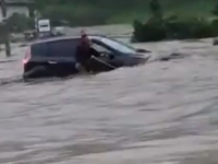 DRAMATIČNA SNIMKA SPAŠAVANJA: Žena je ostala u automobilu kojeg je odnijela bujica, pogledajte šta je učinio hrabri Jasmin...... (VIDEO)