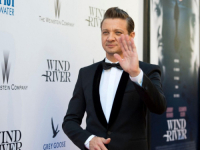 OSAM MJESECI NAKON TEŠKE NESREĆE: Glumac Jeremy Renner viđen u javnosti, oporavio se poput superjunaka (FOTO)