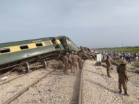 HOROR U PAKISTANU: Voz iskočio iz šina, poginulo više od 20 ljudi (FOTO, VIDEO)