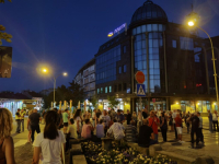 TVRDE DA JE IZ DRŽAVNE KASE NA ALBUM JELENE KARLEUŠE POTROŠEN  MILION I PO EURA: Kragujevčani tokom protesta blokirali zgradu Telekoma
