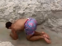 KAKVA GLUPOST: Ručno prokopao kanal na plaži pa izazvao haos, reagovala i policija (VIDEO)