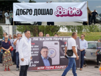 NEVIĐENI CIRKUS ISPRED BANJALUČKOG UKC-a: Đajićeve pristalice dočekale Stanivukovića natpisom 'Dobro došao Barbie', uz omiljeni Dodikov narodnjak (VIDEO)