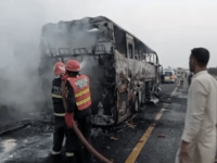 STRAVIČNA NESREĆA U PAKISTANU: Najmanje 18 osoba izgorjelo u autobusu nakon saobraćajne nesreće