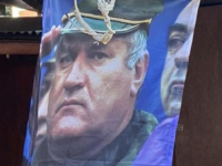 NACIONALISTIČKI ISPAD U ULCINJU: Podgoričanin okačio sliku ratnog zločinca Mladića, policija podnosi prekršajnu prijavu