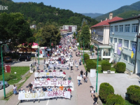 GRAĐANI MIRNOM ŠETNJOM POSLALI SNAŽNU PORUKU: U Goraždu protesti zbog optužnice herojima grada i neprocesuiranja zločina nad civilima