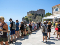 NEŠTO IZA PONOĆI: Mladić i djevojka u alkoholiziranom stanju pali sa zida u Dubrovniku, zadobili teške povrede
