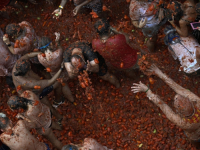 TRADICIONALNO U ŠPANIJI: Na festivalu 'La Tomatina' hiljade ljudi se gađalo sa 120 tona paradajza