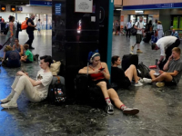 HOAS U VELIKOJ BRITANIJI: Putnici zaglavili na aerodromima, samo jučer otkazano 1500 letova