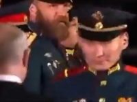 MREŽAMA SE ŠIRI BIZARAN SNIMAK: Putinov dvojnik odlikuje Putinovog dvojnika?! (VIDEO)