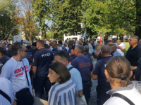 I DOK DODIK ŽALI ZA TERORISTIMA UBIJENIM NA KOSOVU: Protest u Banjoj Luci (VIDEO)