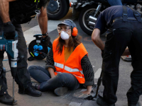 BURNO U BERLINU: Ekološki aktivisti blokirali 20 ključnih ulica, zalijepili se za asfalt, vozači bijesni (FOTO, VIDEO)