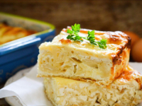 BUDITE BEZ BRIGE, JEFTINA JE I USPIJEVA BAŠ SVIMA: Recept za 'zgužvanu' sirnicu koja je spremna za rernu za 10 minuta