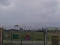 UDARIO U AUTOMOBIL U KOJEM SE NALAZILA PORODICA: Objavljen zastrašujući snimak pada aviona u Italiji (VIDEO)