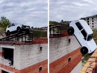 PROSTO JE NEVJEROVATNO DA NIJE IMAO OZBILJNIJE POVREDE: Pokušao u Ladi skočiti na krov pa se strovalio s vrha zgrade (VIDEO)