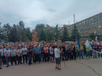 NAKON ŠTO SU ZAVRŠILI PRVU SMJENU: Radnici ArcelorMittala Zenica održali polusatni protest pred zgradom Uprave
