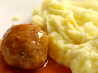 KULINARSKI KLASIK NEDJELJOM: Danas pravimo izvrsne ćufte u paradajz sosu i ne zaboravite pire krompir… (VIDEO)