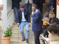 ZBOG POVREDE: Premijer KS Nihad Uk na press-konferenciju došao a nogom u gipsu (FOTO)