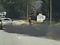 NEDOSTATAK POŠTOVANJA: Pogledajte kako vozač dizelskog kamioneta namjerno 'obasipa' bicikliste gustim dimom (VIDEO)