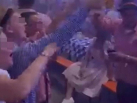 VELIKI SKANDAL U NJEMAČKOJ: Na Oktoberfestu pjevali nacističku pjesmu i dizali desnicu u zrak... (VIDEO)