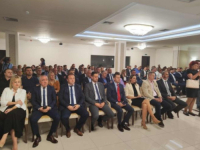 KO JE SVE BIO NA SASTANKU U ISTOČNOM SARAJEVU: Direktor SIPA-e Darko Ćulum u prvom redu na sastanku o napuštanju institucija BiH (FOTO) 