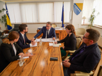 SMANJENJE DOPRINOSA I POVEĆANJE MINIMALNE PLATE: Premijer Nikšić razgovarao sa novim rezidentnim predstavnikom MMF-a u našoj zemlji i odmah ga obavijestio o...