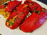 SPECIJALITET NA DOMAĆI NAČIN: Danas pravimo paprike punjene rižom, još kad napravite paradajz salatu… (VIDEO)