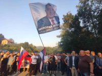 ZASTRAŠUJUĆA PORUKA: Na protestima u Loparama okupljeni skandirali ime ratnog zločinca Ratka Mladića (VIDEO)
