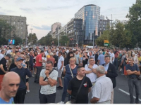 'ODBIJATE DA SRBIJA ČUJE SAMO ZA PARIZER': Završen protest ispred RTS (FOTO i VIDEO)