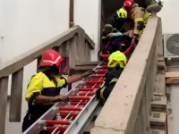 DRAMA U SUSJEDSTVU: Urušilo se stubište zgrade na Rabu, vatrogasci izvlačili stanare (VIDEO)