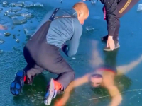 UZNEMIRUJUĆI SNIMAK: Plivač zaronio ispod leda, pa izgubio orijentaciju... (VIDEO)