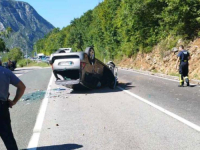 VOZILO ZAVRŠILO NA KROVU: U saobraćajnoj nesreći kod Mostara povrijeđene četiri osobe