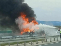 STRAVIČNA NESREĆA NA AUTOPUTU: Vozio u suprotnom smjeru, zakucao se u automobil i zapalio (VIDEO)