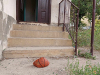 JEZIV ČIN U VLASENICI: Isječenu košarkašku loptu ostavili ispred kuće Edina Salaharevića, mladog košarkaša ubijenog 1992. godine u logoru Sušica (FOTO)