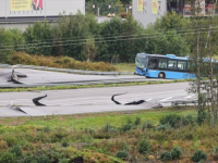 NEVJEROVATAN PRIZOR IZ ŠVEDSKE: Urušila se autocesta, troje ljudi prevezeno u bolnicu (FOTO)