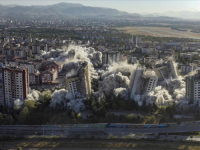 OVU TURSKU PROVINCIJU SU 6. FEBRUARA POGODILA DVA RAZORNA ZEMLJOTRESA: Pogledajte kako je u Malatyji istovremeno srušeno devet oštećenih zgrada (VIDEO)