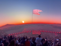 SPEKTAKL: Ovo je koncert U2-a u Las Vegasu, u jednom trenutku na ekranima se pojavio i lik Elvisa Presleya (VIDEO)