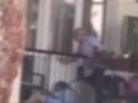JEZIVO NASILJE: Muškarac mučki tuče suprugu na terasi (VIDEO)